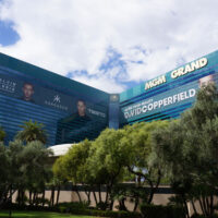 Κίνδυνος Υψηλής τάσης Επίδειξη τζόγου μεγάλου στυλ και μπορείτε να κάνετε αναθεώρηση θέσης